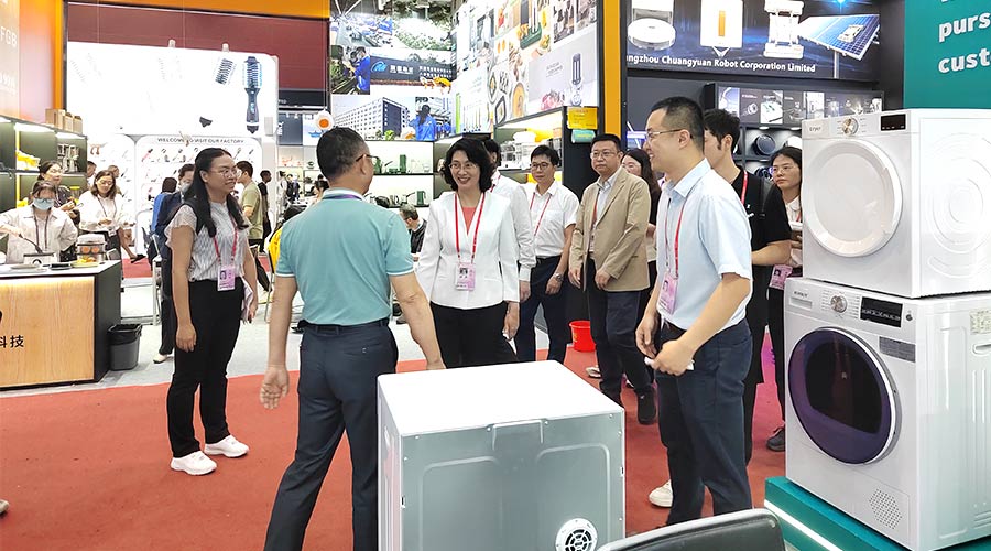 廣交會(huì)迎來(lái)大咖！江門(mén)市市長(zhǎng)親臨金環(huán)電器展位參觀(guān)交流